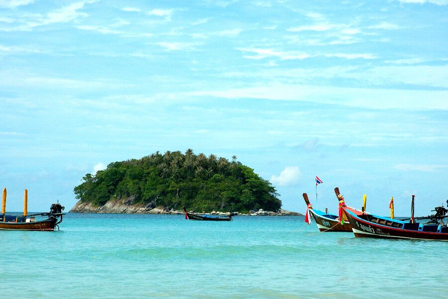 Thailand Phuket Eiland strand zee rots longtailboten