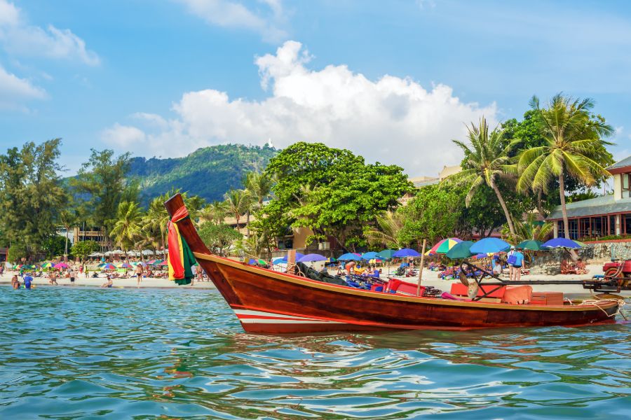 Thailand Phuket Kata Beach strand eiland longtailboot toeristen bergen