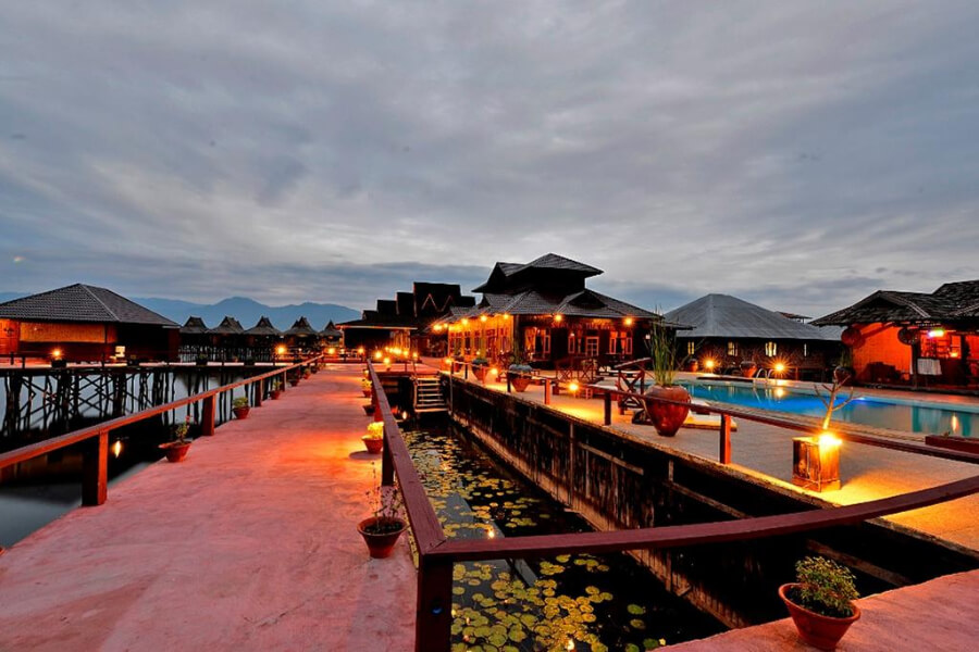 Hotel 'Shwe Inn Tha Floating Resort'