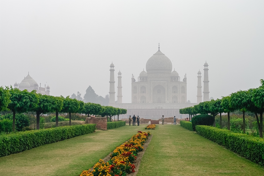 India Agra Taj Mahal in de mist vanuit Mehtab Bagh of The Moonlight Garden