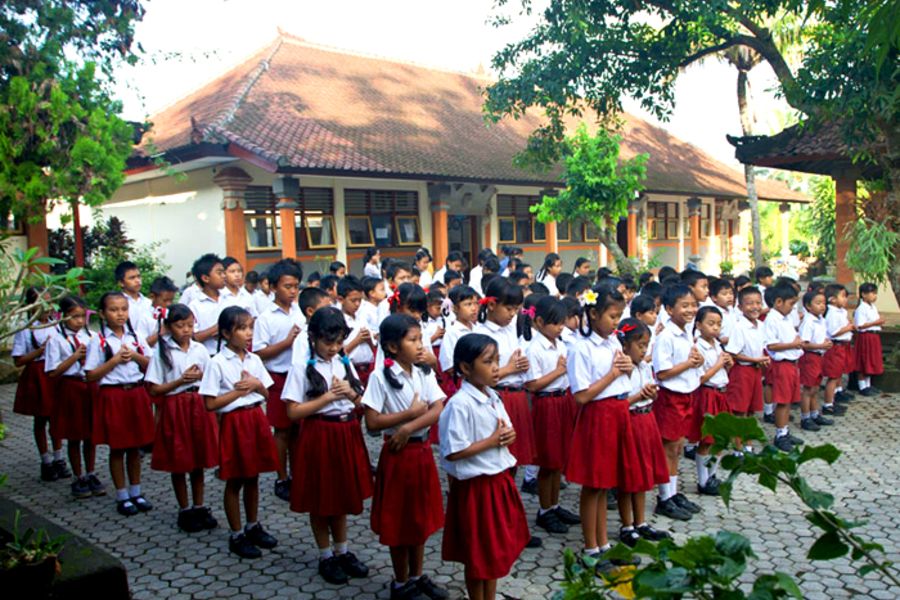 Indonesie Bali Bezoek aan lokale school