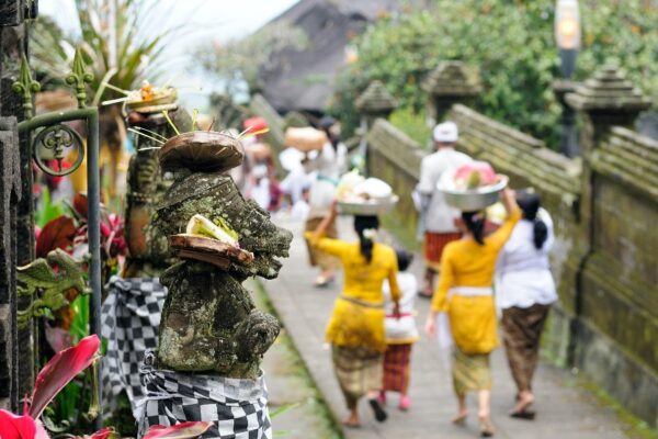 Indonesie Bali Oost bali mensen bij Besakih tempe