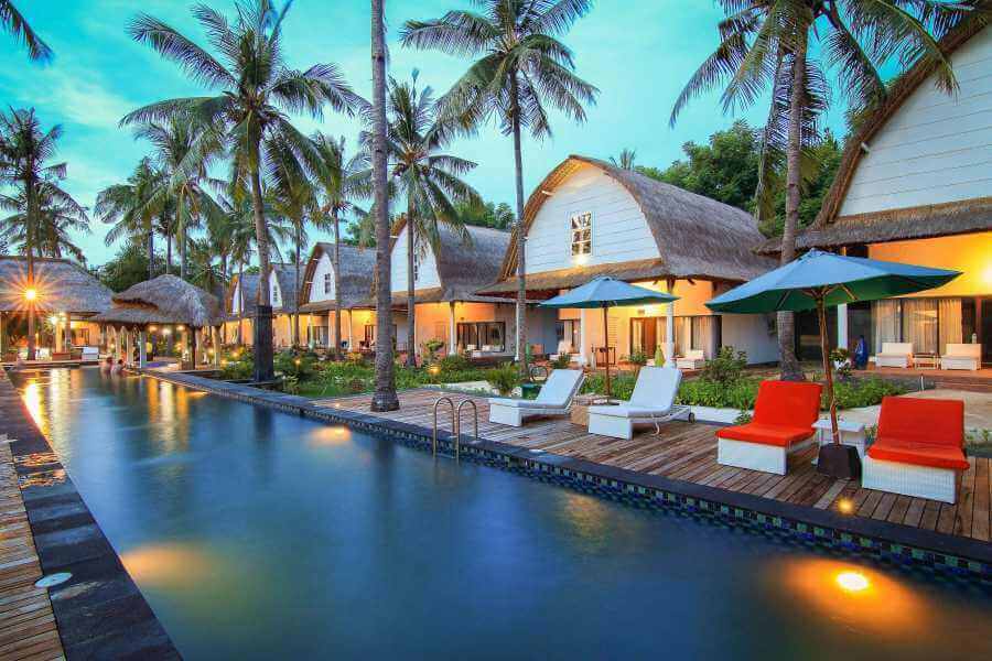 Indonesie Hotel Jambuluwuk Oceano Resort Pool and Rooms Night View 06