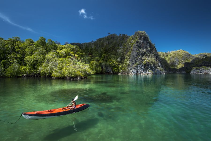 Indonesie Raja Ampat boten strand zee tropisch eiland kanovaren kanoen kano