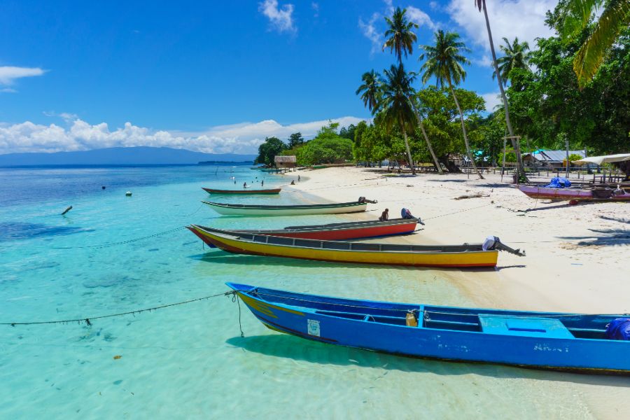 Indonesie Raja Ampat boten strand zee vissersdorp