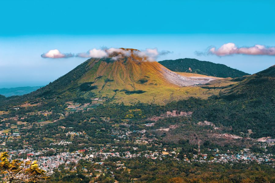 Indonesie Sulawesi Manado Tomohon city Mahawu krater vulkaan toeristen landschap uitzicht