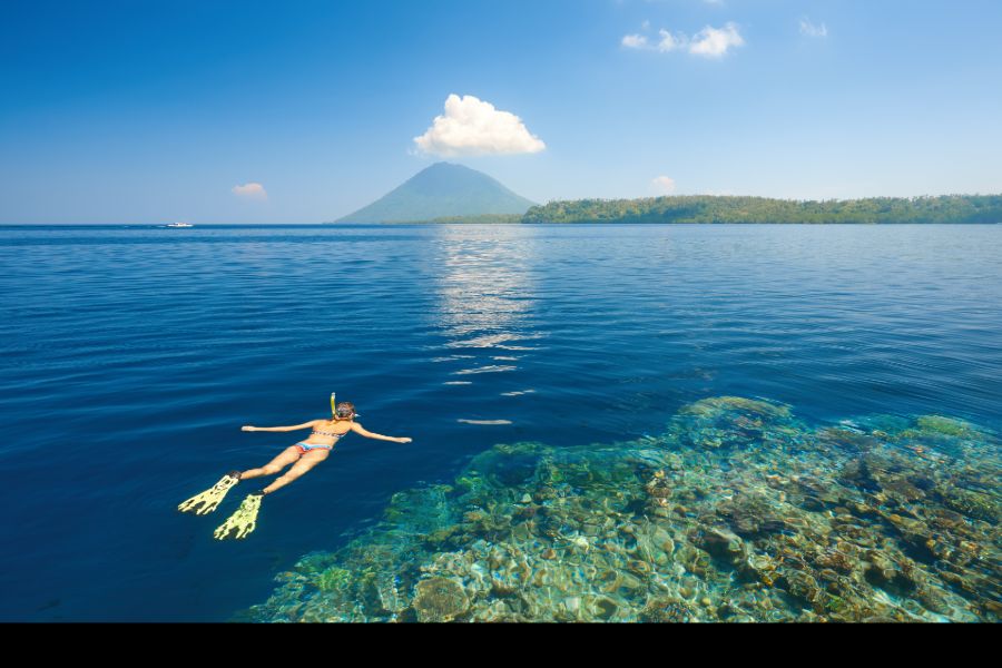 Indonesie Sulawesi Volcano Manado Tua achtergrond snorkelen in de zee onderwaterwereld snorkelen