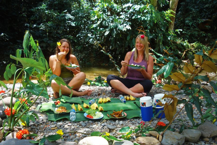 Indonesie Sumatra Tangkahan jungle trekking met olifanten wassen lunch picknick