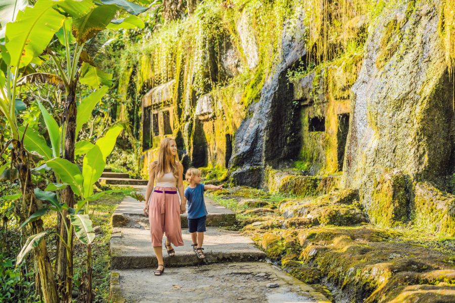 Indonesie Ubud moeder en zoon bij de Gunung kawi tempel