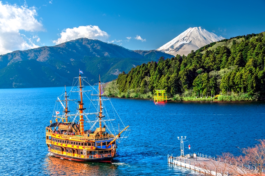 Japan Hakone Mount Fuji Lake Ashi Boot 3