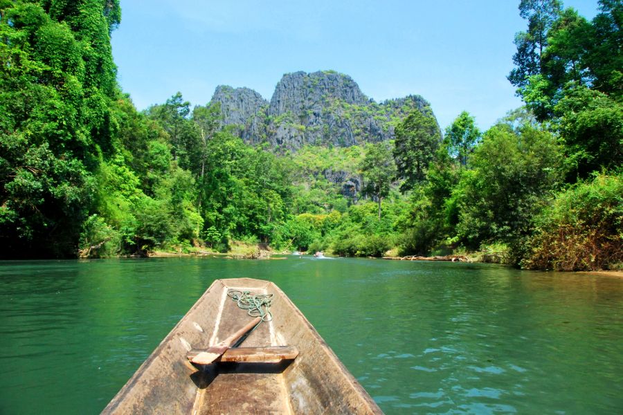 Laos Hin Boun Kong lor cave longtailboot rivier