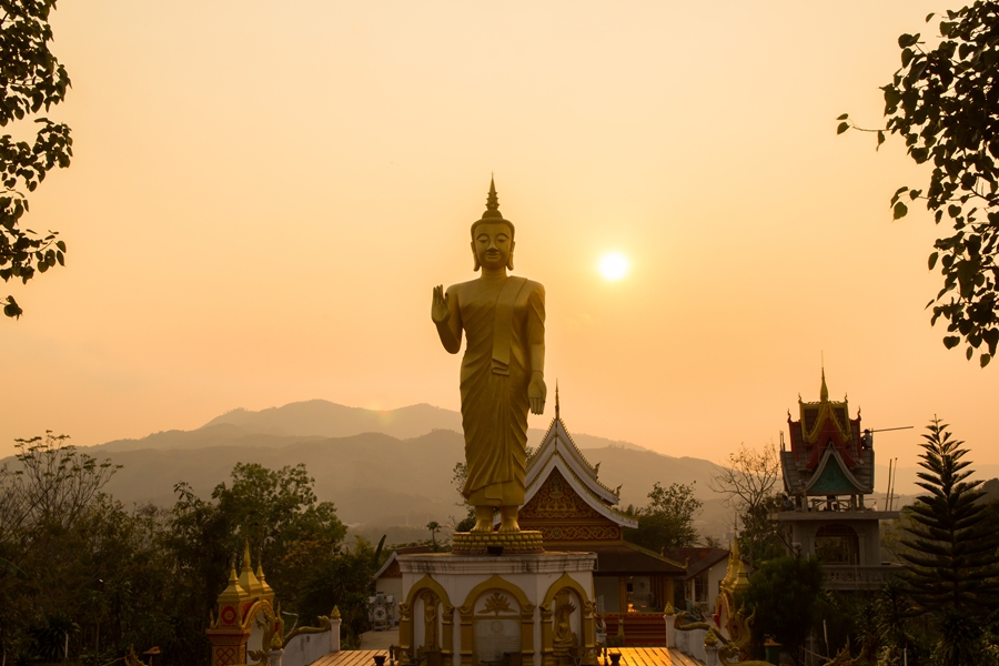 Laos Oudomxay Boeddha met zonsondergang