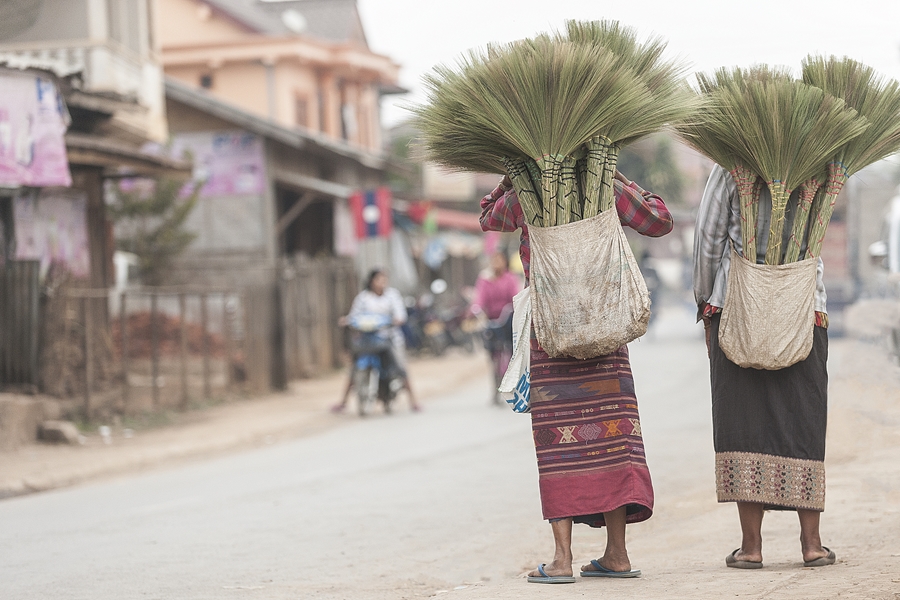 Laos Oudomxay bezemverkopers