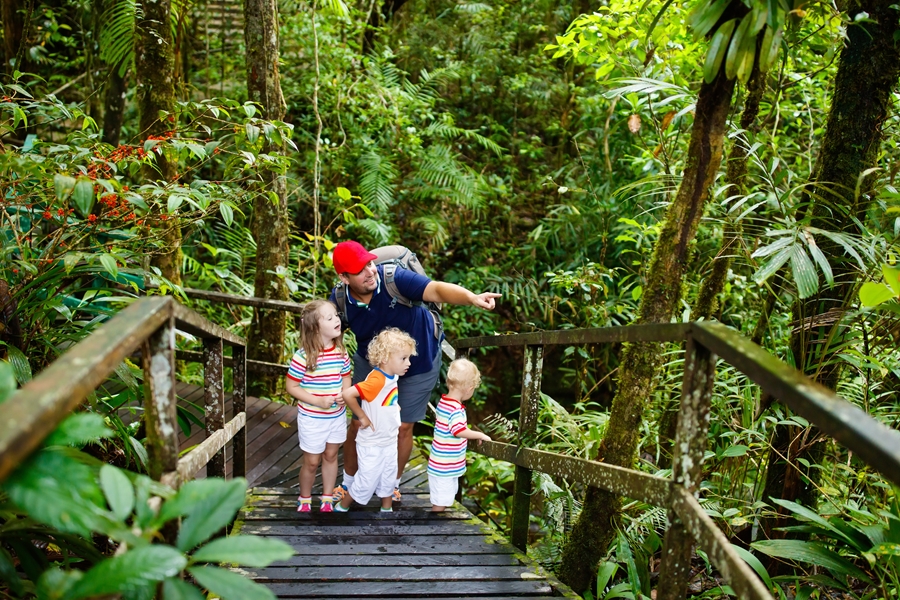 Maleisie Kinabalu Jungle vader met kinderen