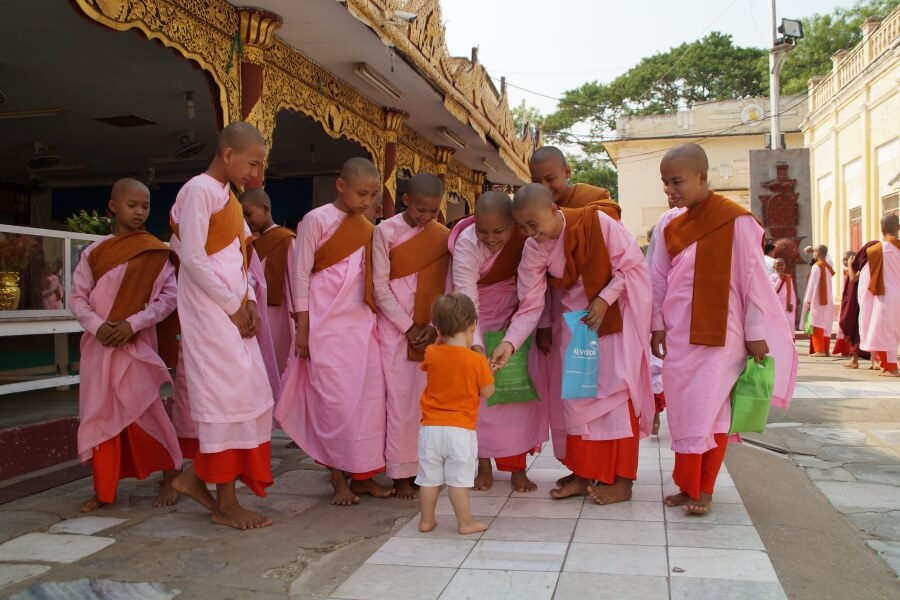 Myanmar Bagan monniken met kind