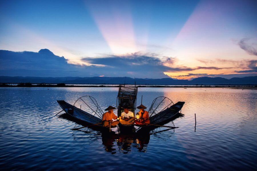 Myanmar Inle Lake vissers bij zonsondergang