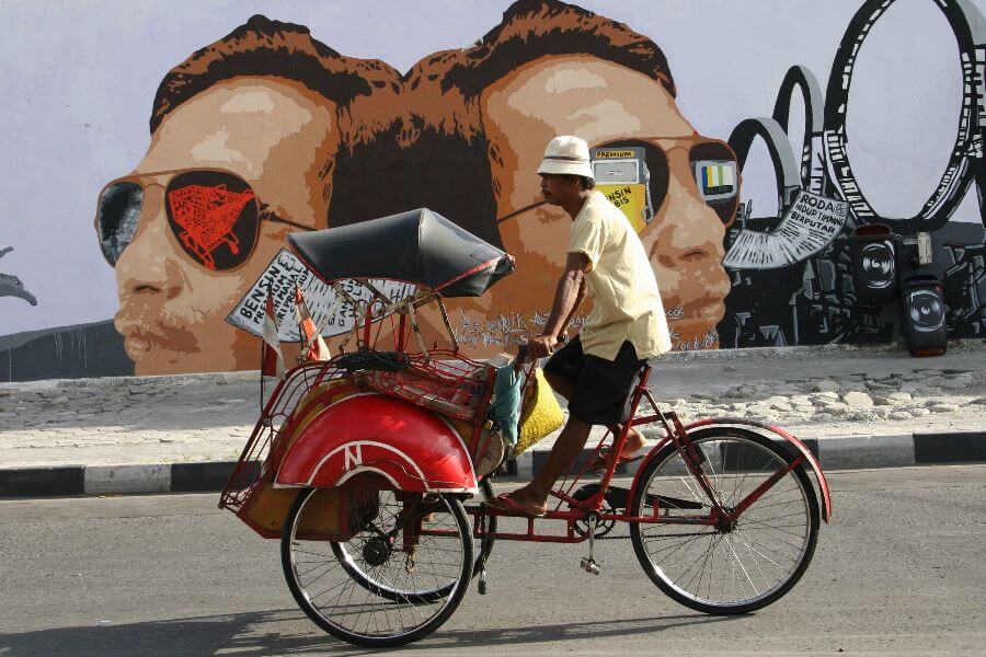 fi Indonesie Fietstaxi met Straatgrafitti Dagexcursie Jogjakarta per Becak