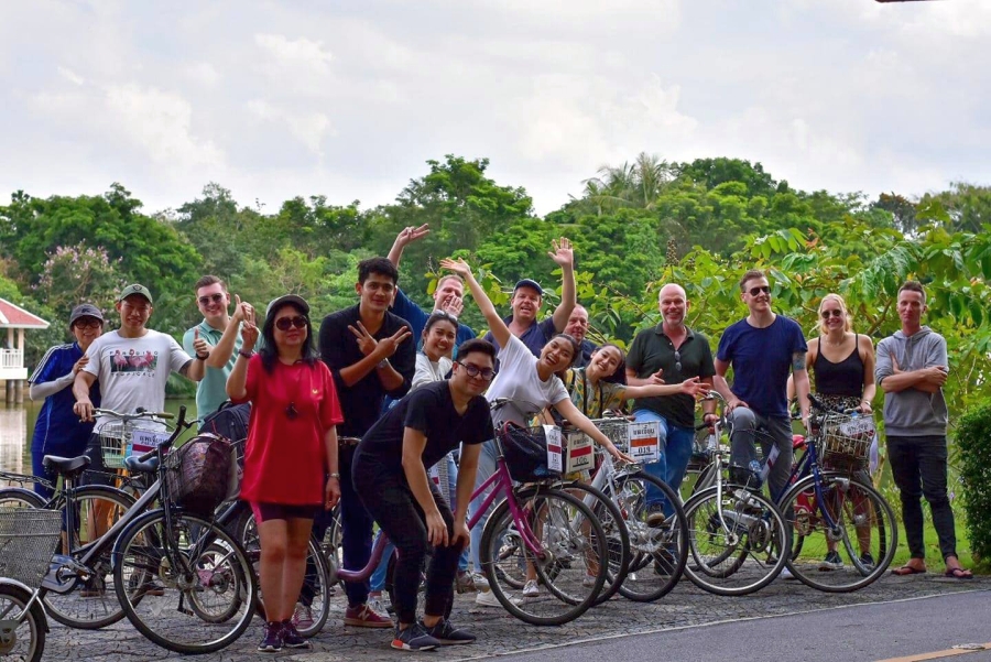Het team van AsiaDirect op de fiets in 'de groene longen van Bangkok'