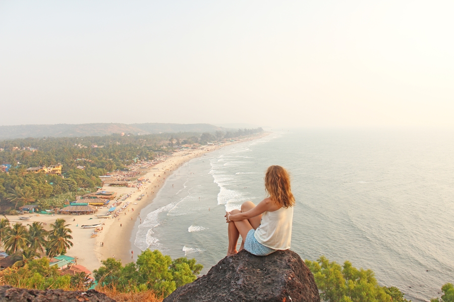 India Goa Uitzichtpunt met toerist Arambol