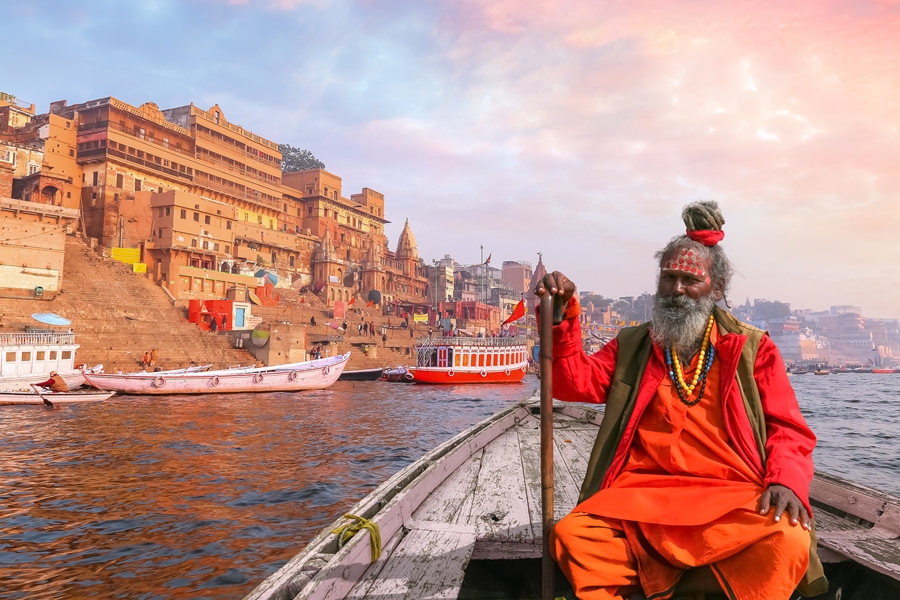 India Varanasi Ganges rivier Sadhu Baba in boot