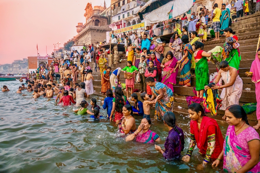 India Varanasi Ganges rivier heilig druk