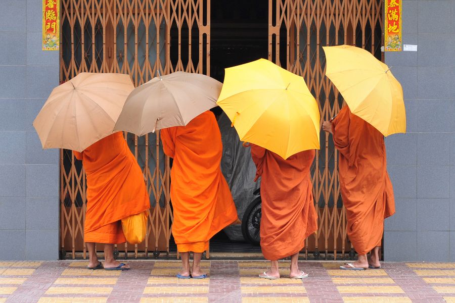 cambodja phnom penh monniken aalmoezen