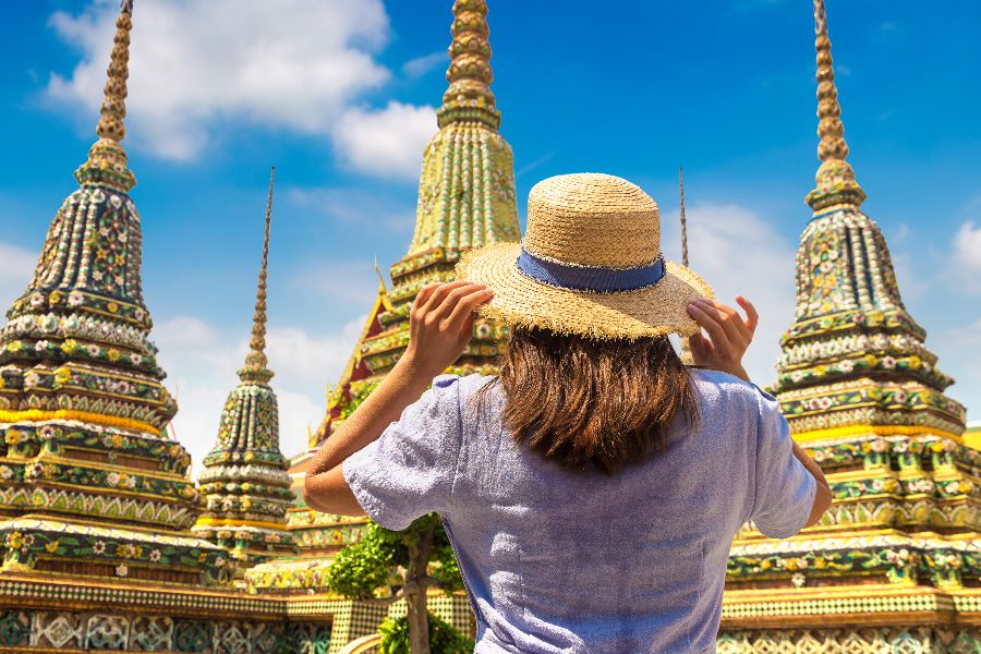 thailand bangkok wat pho reiziger vrouw