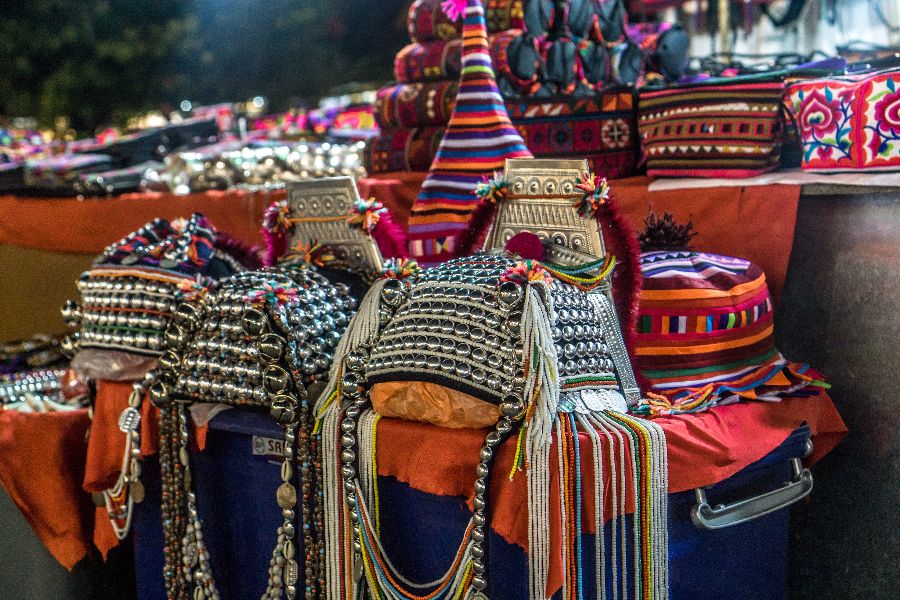 thailand chiang rai hoofddeksels voor bergstammen markt