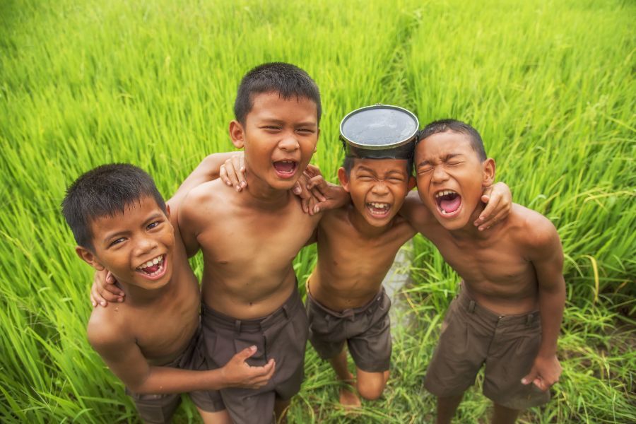 thailand rijstveld glimlach thaise kinderen