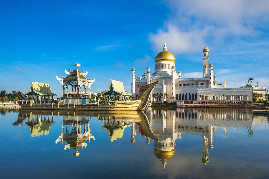 brunei omar ali saifuddien mosque in bandar seri begawan