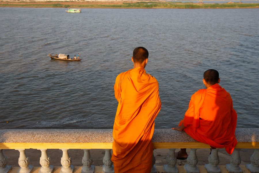 cambodja phnom penh monniken aan de boulevard sisowath quay