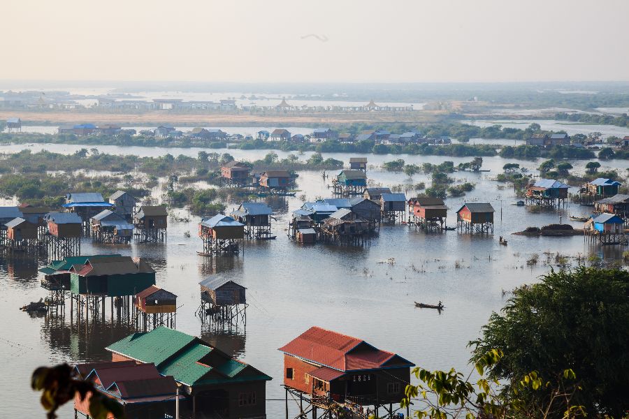 cambodja tonle sap meer huizen op palen