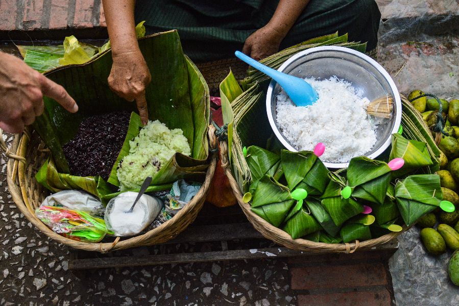 laos luang prabang vrouw verkoopt sticky rice dessert