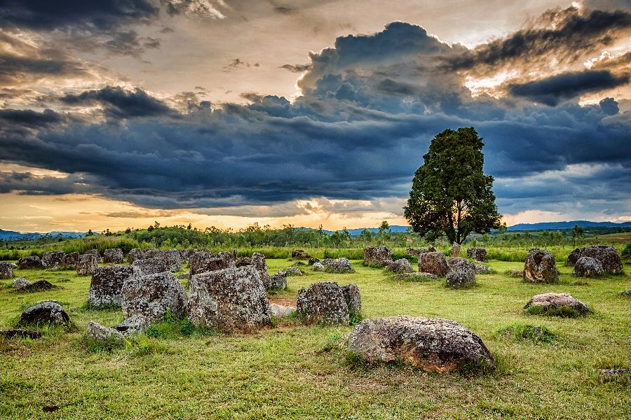 laos phonsavan plain of jars vlakte van de kruiken