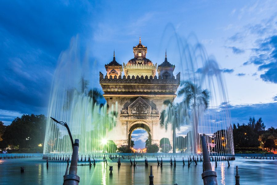 laos vientiane patuxay monument