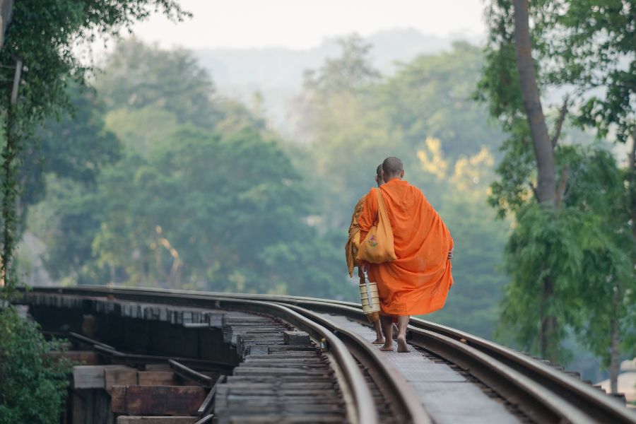 thailand kanchanaburi dodenspoorlijn monniken