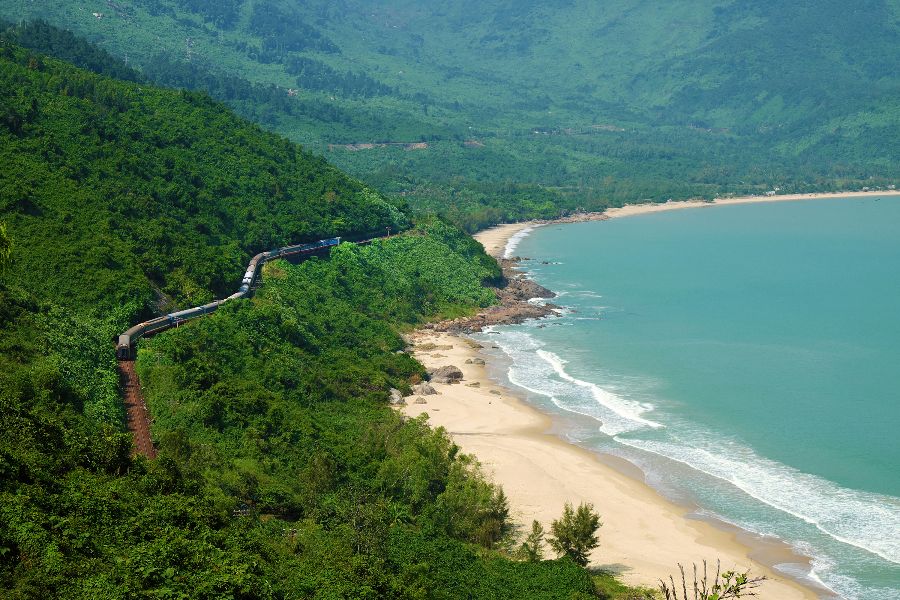 vietnam da nang trein passeert lang co beach