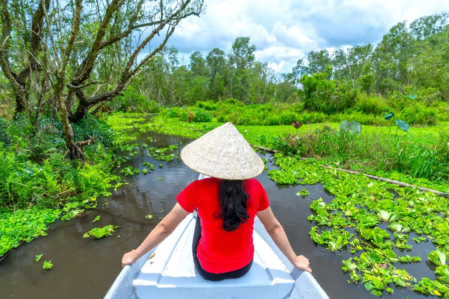vietnam mekong delta vrouw boot mangrove