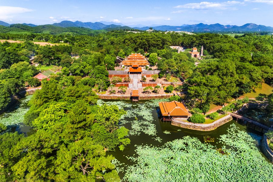 vietnam hue tu duc tombe