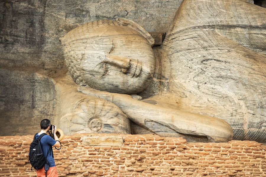 sri lanka polonnaruwa gal vihara rotstempel boeddhabeeld