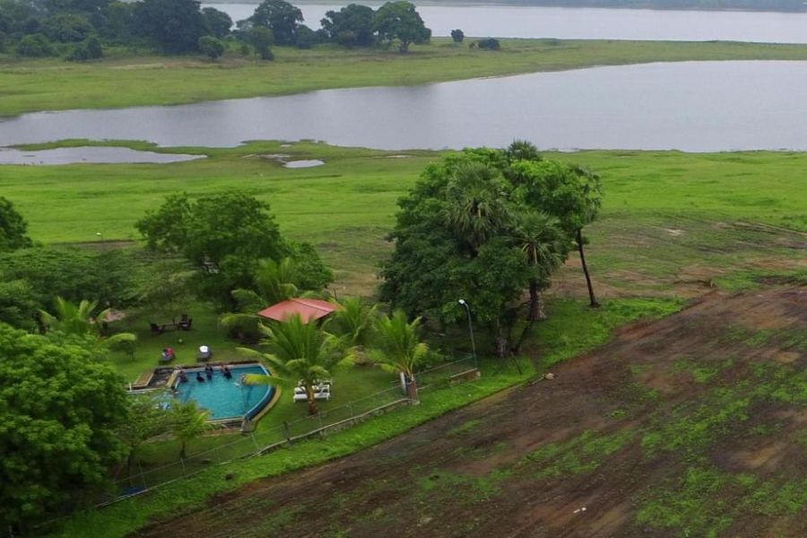 sri lanka polonnaruwa pharo lake hotel 213