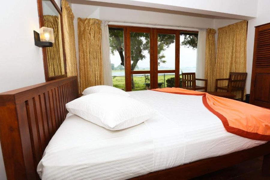 sri lanka polonnaruwa pharo lake hotel 215