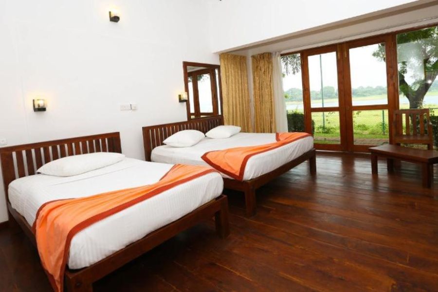 sri lanka polonnaruwa pharo lake hotel 224