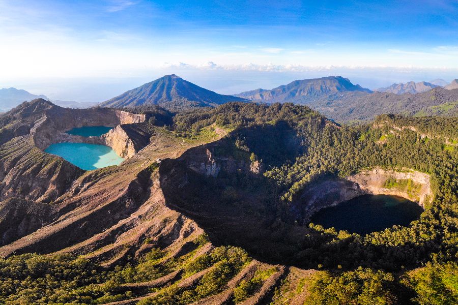 indonesie flores kelimutu vulkaan en driekleuren meer