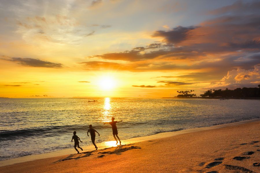indonesie lombok senggigi strand zonsondergang kinderen familie