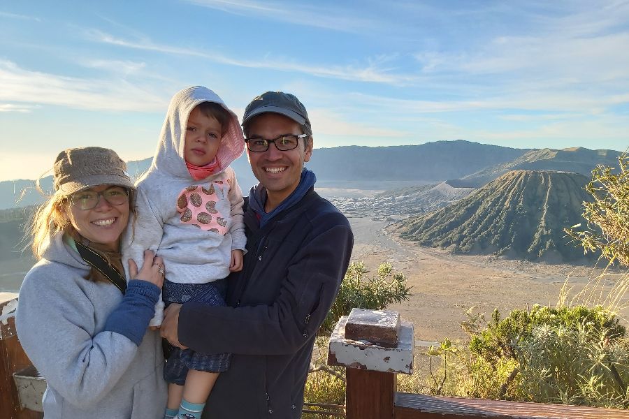 Collega Timmy met gezin bij de Bromo vulkaan op Java