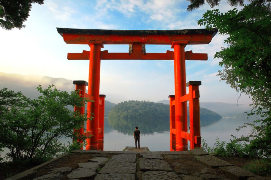 japan hakone torii poort van hakone shrine aan lake ashinoko