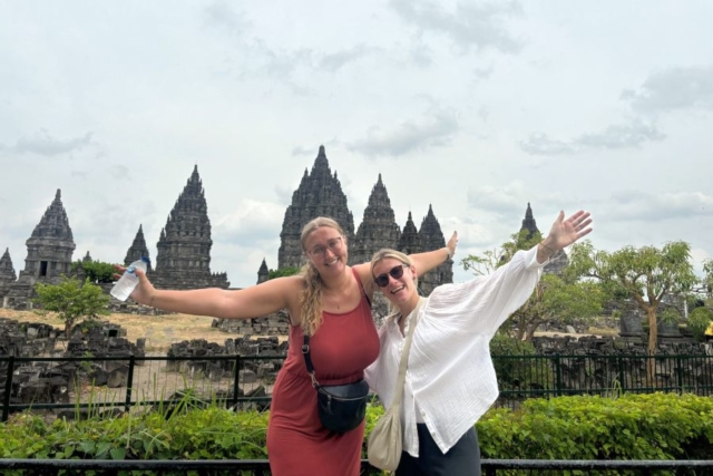 Natasja en Julie bij de Prambanan Tempel op Java