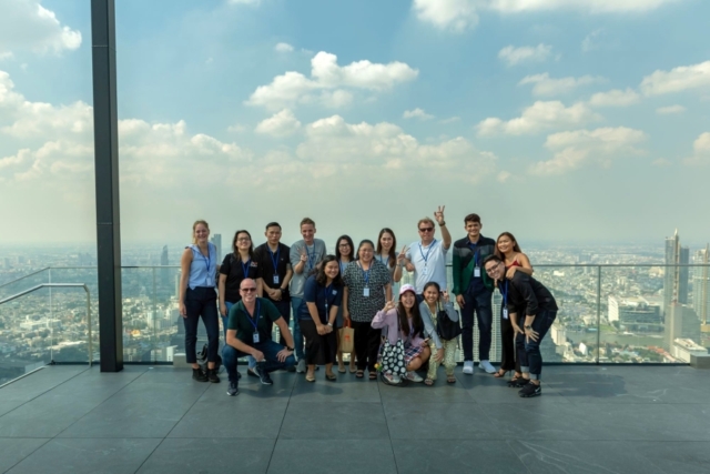 Team AsiaDirect op het hoogste gebouw van Bangkok
