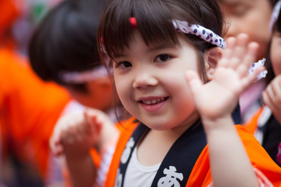 japan tokyo meisje tijdens het matsuri festival
